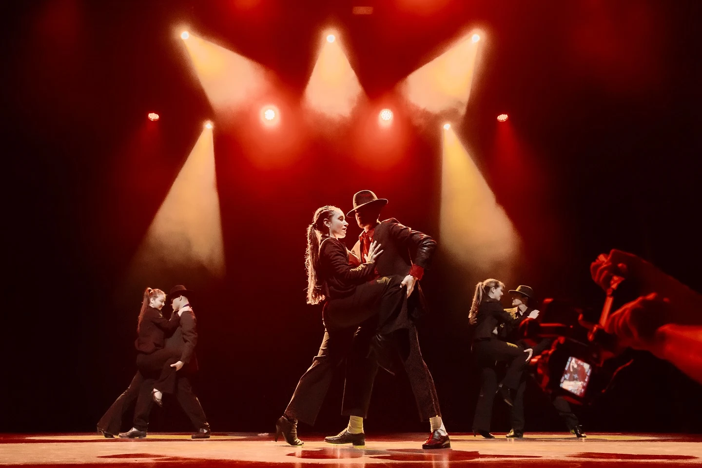 Intérpretes comparten una coreografía con vestuario rojo y negro